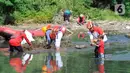 Mahasiswa dari kampus Ibnu Khaldun juga turut serta membantu warga membersihkan sampah di Kali Ciliwung. (merdeka.com/Arie Basuki)