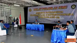 Citizen6, Tanjung Priok: TNI Angkatan Laut dan Universitas Pancasila menggelar pendidikan dan latihan (Diklat) Peradilan Semu di KRI Banda Aceh-593 dengan berlayar menuju perairan kepulauan seribu, Sabtu (3/11). (Pengirim: Dispenkolinlamil)