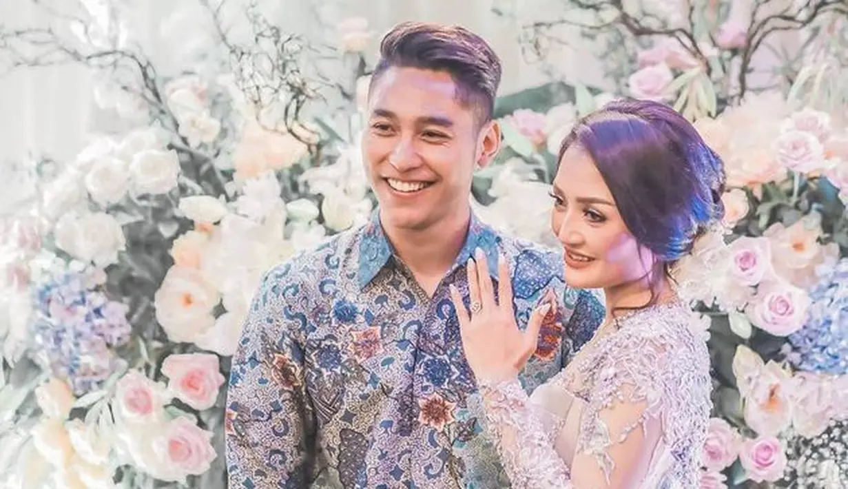 Setelah go public pada 2018, keduanya melangsungkan lamaran pada Maret 2019 lalu. Dan 25 Juli 2019 mereka resmi melangsungkan pernikahan. (Instagram @krisjianabah)