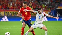 Spain's midfielder #16 Rodri (L) fights for the ball with Italy's midfielder #08 Jorginho (R) during the UEFA Euro 2024 Group B football match between Spain and Italy at the Arena AufSchalke in Gelsenkirchen on June 20, 2024.
Alberto PIZZOLI / AFP