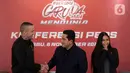 Ketua Umum PSSI, Erick Thohir (tengah) menyalami pesepakbola Belgia keturunan Indonesia, Radja Nainggolan (kiri) dan Sabreena Dressler saat menggelar pertemuan dengan pewarta di Jakarta, Rabu (8/11/2023). (Liputan6.com/Helmi Fithriansyah)
