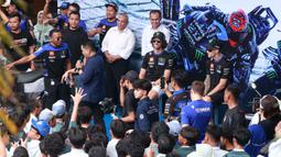 Jelang event MotoGP Mandalika 2025, kedua pebalap Monster Energy Yamaha, Alex Rins dan Fabio Quartararo menyempatkan berkunjung ke SMAN 2 Mataram, Kota Mataram, Nusa Tenggara Barat (NTB), Rabu (1/10/2025). (Bola.com/M Iqbal Ichsan)