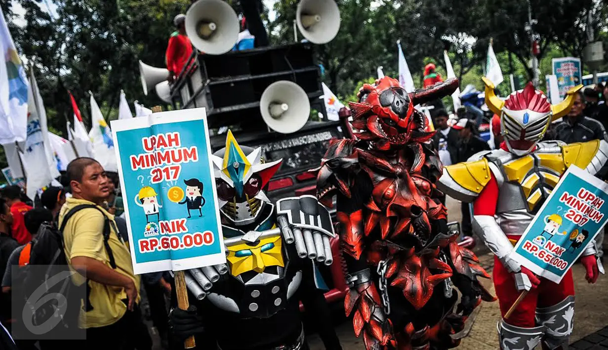 Aksi massa buruh berkostum cosplay super hero ketika unjuk rasa di depan Balai Kota, Jakarta, Kamis (29/9). Dalam aksinya, buruh menuntut kenaikan upah mininum Rp 650ribu dan penghapusan Tax Amnesty. (Liputan6.com/Faizal Fanani)
