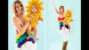 Kostum Halloween yang ini, Sang Mama menjadi Pelangi dan Sang Bayi menjadi matahari (Istimewa)