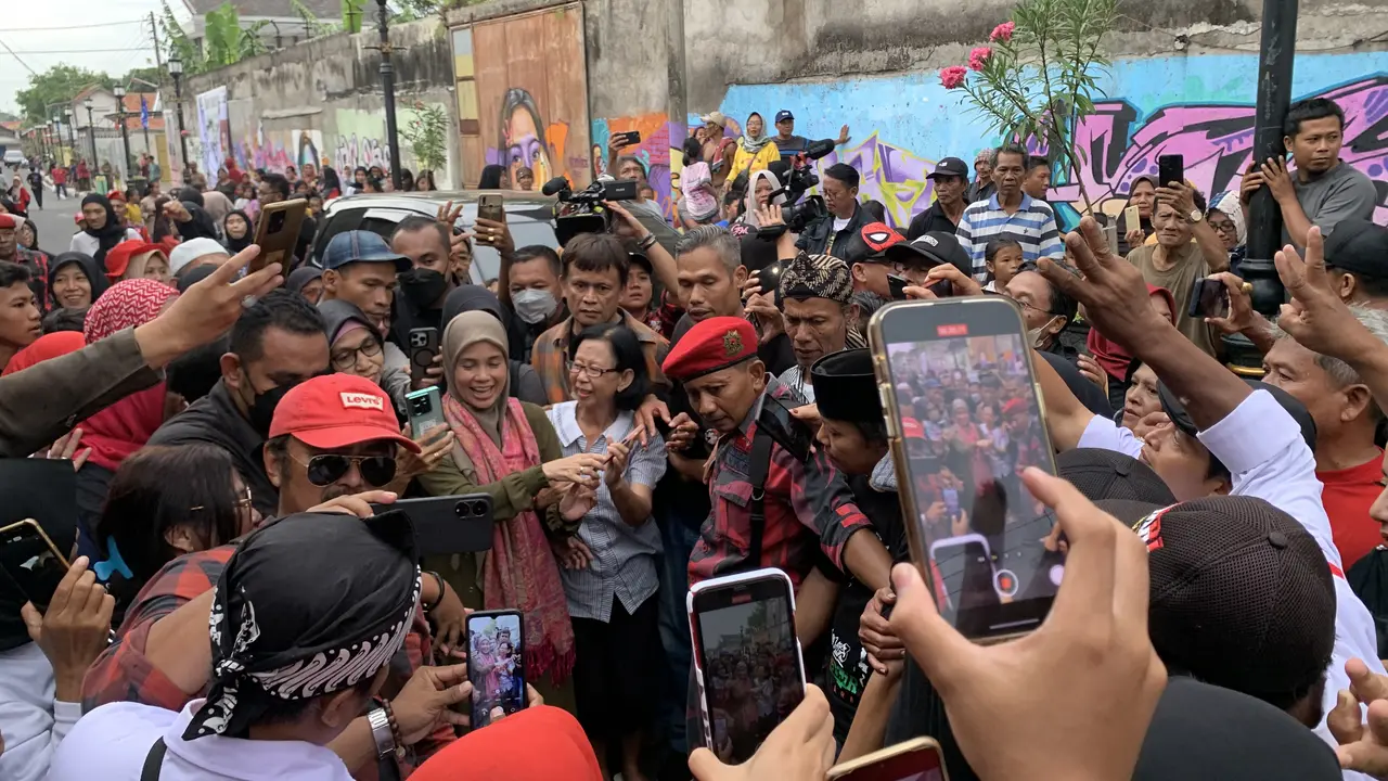 Istri calon presiden Ganjar Pranowo, Siti Atikoh Supriyanti, disambut meriah ratusan warga di Gang Tegal, RW XI, Kutoarjo ketika dalam perjalanan dari Purworejo menuju Banyumas, Jawa Tengah, Kamis (28/12/2023). (Liputan6.com/Delvira Hutabarat)