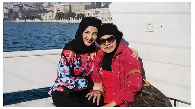 11 Artis Ini Tunjukkan Kedekatan dengan Mertua, Jadi Menantu Kesayangan