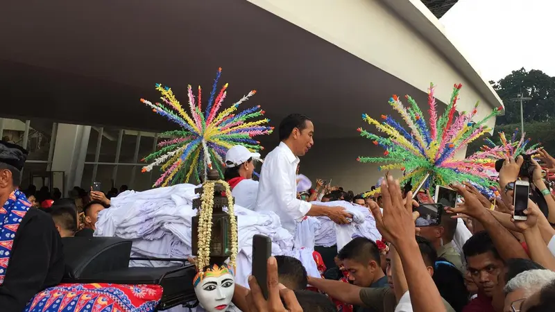 Capres cawapres nomor urut 01 Jokowi-Ma'ruf meninggalkan Stadion Utama Gelora Bung Karno (SUGBK), Jakarta dengan menggunakan kereta kencana.