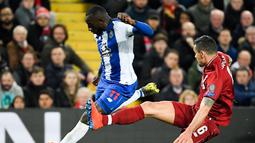 Penyerang Porto, Moussa Marega melepaskan tembakan pada leg 1, babak perempat final Liga Champions yang berlangsung di Stadion Anfield, Liverpool, Rabu (10/4). Liverpool menang 2-0 atas Porto (AFP/Glyn Kirk)