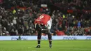 Gelandang Manchester United, Paul Pogba, tampak kecewa usai gagal mencetak gol ke gawang Stoke City pada laga Premier League di Old Trafford, Senin (15/1/2018). Manchester United menang 3-0 atas Stoke City. (AP/Rui Vieira)