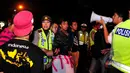 Mahasiswa dari Keluarga Mahasiswa Institut Ilmu Sosial dan Ilmu Politik Jakarta (KM IISIP) menggelar demonstrasi di depan kampus IISIP Jakarta, Rabu (20/5). Sejumlah petugas kepolisian tampak berusaha membubarkan aksi tersebut. (Liputan6.com/Yoppy Renato)