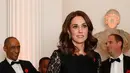 Kate Middleton menghadiri sebuah acara amal di Kensington Palace, London, Selasa (7/11). Sang Duchess of Cambridge itu terlihat elegan dalam balutan gaun lace hitam yang menyamarkan perut buncitnya di kehamilan ketiga. (AP/Frank Augstein, pool)