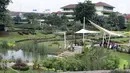 Warga berjalan-jalan di kawasan Taman Piknik, Jakarta, Minggu (20/1). Taman seluas 1 hektar ini menjadi salah satu tempat warga untuk menghabiskan waktu luang di hari libur. (Liputan6.com/Helmi Fithriansyah)