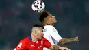 Duel panas terjadi antara Chili melawan Peru pada pertandingan semifinal Copa Amerika 2015 di National Stadium, Santiago, Chili, (29/6/2015). Chili melaju ke final usai mengalahkan Peru 2-1. (REUTERS/Marcos Brindicci)