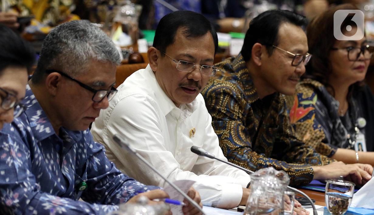 Menteri Kesehatan Terawan Agus Putranto (tengah) saat rapat dengar pendapat dengan Komisi IX DPR di Kompleks Parlemen, Jakarta, Selasa (5/11/2019). Rapat membahas polemik kenaikan iuran BPJS Kesehatan. (Liputan6.com/JohanTallo)
