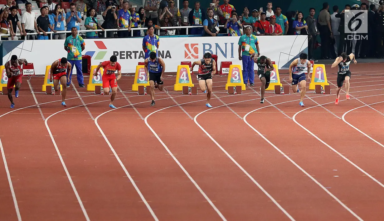 Delapan sprinter saat start pada final atletik Asian Games 2018 nomor 100 meter putra di Stadion Utama GBK, Jakarta (26/8). Sprinter Lalu Muhammad Zohri lari di lintasan no 7. (Liputan6.com/Fery Pradolo)