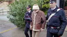Dalam gambar yang diambil dari video pada Senin, 16 Januari 2023 menunjukkan bos mafia nomor satu di Italia Matteo Messina Denaro (tengah) meninggalkan barak Carabinieri Italia segera setelah penangkapannya di sebuah klinik swasta di Palermo, Sisilia. Matteo Messina Denaro (60) salah satu penjahat paling dicari di dunia ditangkap setelah buron selama 30 tahun. (Carabinieri via AP)
