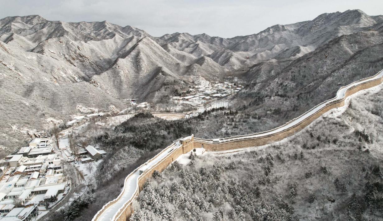 Foto ini menunjukkan pemandangan udara dari bagian Tembok Besar Cina yang tertutup salju di Shuiguan, sebelah utara Beijing, pada 15 Desember 2023. (GREG BAKER/AFP)