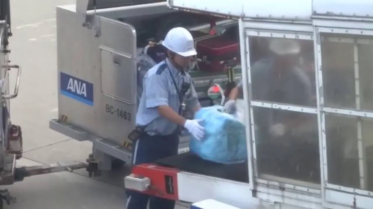Petugas di bagian bagasi pesawat di bandara. (Screen Grab)