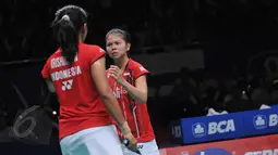 Greysia Polii dan Nitya Krishinda Maheswari saling memberi semangat di semifinal Indonesia Open Superseries Premier 2015, Jakarta, Sabtu (6/6/2015). Greysia/ Nitya berhasil mengalahkan Yu Yang/Zhong Qianxin dari Tiongkok. (Liputan6.com/Herman Zakharia)