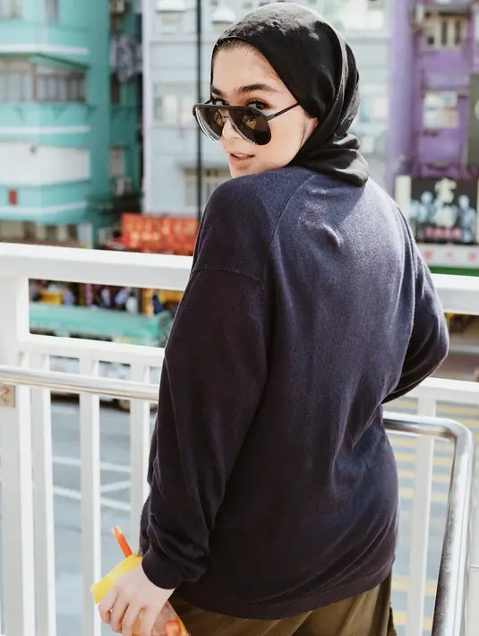 Sivia Azizah identik dengan gaya boyish-nya. Gaya boyish hijab ini sangat cocok sekali dengan Sivia. (Liputan6.com/IG/@siviazizah)