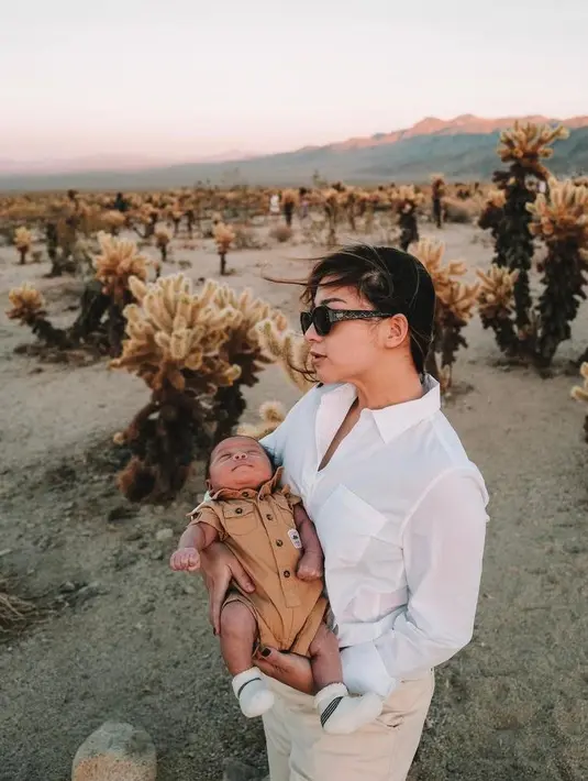 <p>Sebulan setelah melahirkan, Nikita Willy dan Indra membawa baby Izz wisata alam ke Joshua Tree National Park di California. (Instagram/indrapiw).</p>