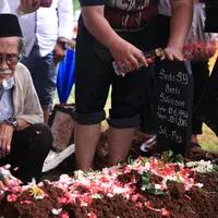 Gurat kesedihan dari sang suami begitu terlihat jelas. Bahkan, saat proses pengurukan berlangsung, terhenti lantaran sang suami masih belum ikhlas melepas sang istri untuk selamanya. (Adrian Putra/Bintang.com)