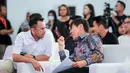 Pelatih Timnas Indonesia, Shin Tae-yong (kanan) berbincang dengan Raffi Ahmad sebelum acara peluncuran STY Foundation yang berlangsung di Rans Office, Serpong, Tangerang Selatan, Senin (04/11/2024). (Bola.com/Bagaskara Lazuardi)