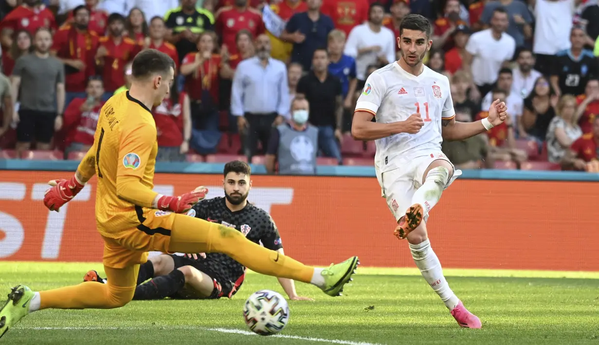 Spanyol kembali menambah gol pada menit ke-76. Memanfaatkan umpan jauh, Ferran Torres yang berdiri di sisi kanan lapangan menusuk ke kotak penalti dan memperdaya kiper Kroasia, Dominik Livakovic. (Foto: AP/Pool/Jonathan Nackstrand)