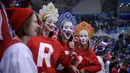 Fans wanita Rusia bersorak sebelum pertandingan penyisihan hoki es grup B antara Rusia dan Amerika Serikat pada Olimpiade Musim Dingin Pyeongchang 2018 di Gangneung Hockey Centre di Gangneung (17/2). (AFP Photo/Ed Jones)