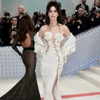 Anne Hathaway hadir dalam balutan gaun putih rancangan Versace yang menggabungngkan desain Chanel. (Foto: Instagram/ Versace)