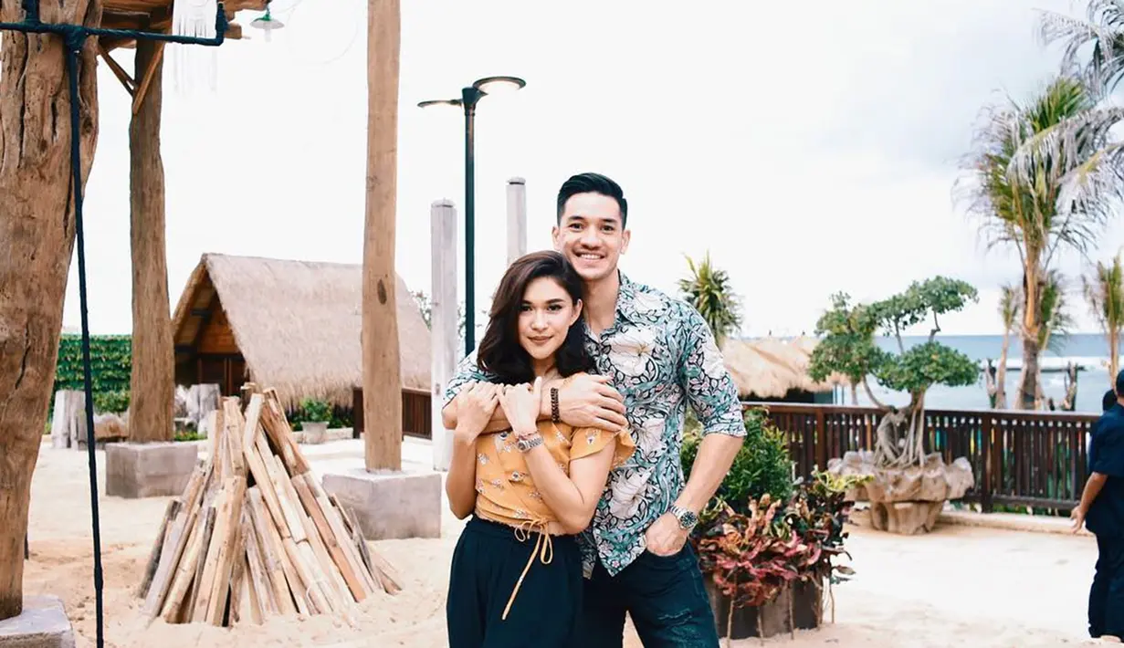 Nana Mirdad dan Andrew White mengunjungi Pantai Pandawa, Bali. Katanya pantai ini harus jadi spot wajib untuk dikunjungi. (Liputan6.com/Instagram/@nanamirdad_)