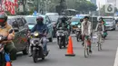 Warga bersepeda setelah jam kerja di jalur khusus sepeda kawasan Jalan Sudirman, Jakarta, Selasa (14/7/2020). Dishub DKI Jakarta juga akan meniadakan jalur sepeda setiap Minggu di kawasan menyusul ramainya para pesepeda di kawasan tersebut mulai Minggu (19/7). (Liputan6.com/Fery Pradolo)