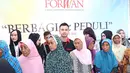 Raffi Ahmad berfoto bersama masyarakat sekitar Kranggan, di Rumah Singgah Bunda Lenny Humaniora Foundation, kawasan Kranggan, Bekasi, Jumat (15/4) siang. (Andy Masela/Bintang.com)