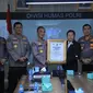 Kadiv Humas Polri Irjen Sandi Nugroho menerima penghargaan Presisi Award dari Lemkapi. (Dok. Istimewa)