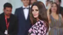 Penelope Cruz berpose untuk fotografer setibanya di pemutaran perdana film L'Immenita selama Venice Film Festival 2022 ke-79 di Venesia, Italia (4/9/2022). Di film ini Penelope berperan sebagai seorang ibu, peran yang sering dia gambarkan dalam karir aktingnya tetapi selalu berbeda. (Photo by Vianney Le Caer/Invision/AP)