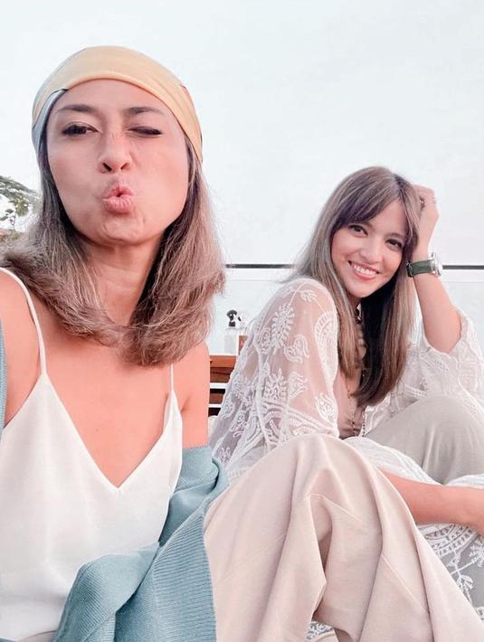 <p>Potret Nia Ramadhani dan sang kakak ipar, Gita Janu saat menikmati sarapan mewah sambil melihat sunrise di Enam Langit by Plataran Borobudur. (Instagram/ramadhaniabakrie)</p>