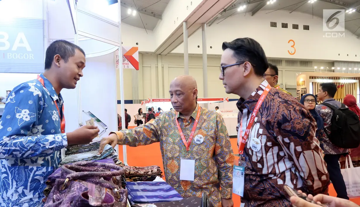 Chief of Corcomm, Social Responsibility & Security PT Astra Int, Pongki Pamungkas dan Head of Corcomm, Boy Kelana Soebroto melihat produk UMKM mitra Yayasan Dharma Bhakti Astra di Trade Expo Indonesia 2018, ICE BSD, (25/10). (Liputan6.com/Angga Yuniar)