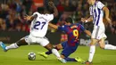Striker Barcelona, Luis Suarez, melepaskan tendangan ke gawang Real Valladolid pada laga La Liga 2019 di Stadion Camp Nou, Selasa (29/10). Barcelona menang 5-1 atas Real Valladolid. (AP/Joan Monfort)