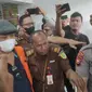 Mantan Bupati Indragiri Hilir, Indra Muchlis Adnan, tersangka korupsi penyertaan modal sewaktu ditahan oleh Kejati Riau. (Liputan6.com/M Syukur)
