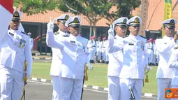 Citizen6, Surabaya: KSAL Laksamana TNI Soeparno melantik dan mengambil sumpah 195 perwira baru lulusan Diktukpa TNI AL Angkatan XLI  TA. 2011 dengan upacara militer Praspa pada, Kamis (20/9). (Pengirim: Penkobangdikal)