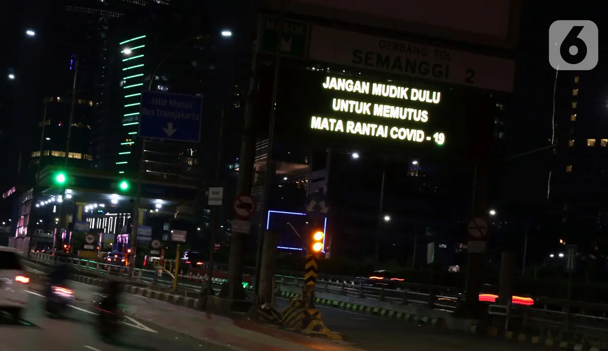 Suasana arus lalu lintas di Jalan Gatot Subroto, Jakarta, Selasa (22/4/2020). Gubernur DKI Jakarta, Anies Baswedan resmi memperpanjang masa penerapan Pembatasan Sosial Berskala Besar (PSBB) di Jakarta hingga 28 hari kedepan yakni 22 Mei 2020. (Liputan6.com/Helmi Fithriansyah)
