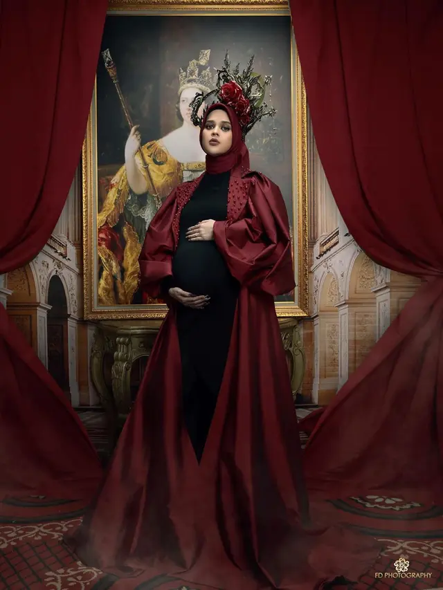 7 Gaya Cut Meyriska Kembali Lakukan Maternity Shoot, Menawan Bertema Klasik