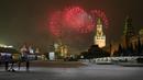 Wartawan menyaksikan kembang api meledak di atas Katedral St. Basil dan Kremlin dengan Menara Spasskaya di Lapangan Merah yang kosong karena pembatasan pandemi COVID-19 saat perayaan Tahun Baru di Moskow, Rusia, Sabtu (1/1/2022). (AP Photo/Alexander Zemlianichenko Jr)