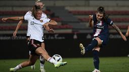 Bek Manchester United, Maya Le Tissier (kiri) berhasil mengagalkan tendangan keras dari pemain PSG, Ramona Bachmann (kanan). (AFP/Valentine Chapuis)