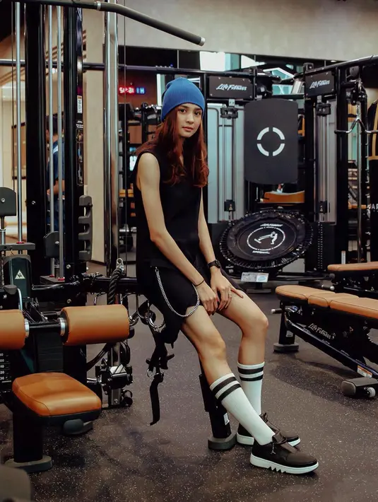 Sports beanie bikin tampilan olahraga Mikha makin kece. [Foto: IG/miktambayong].