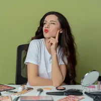 Dengan memilih produk yang multifungsi dan memahami urutan makeup yang tepat, Sahabat Fimela bisa menciptakan tampilan natural, bersih, dan tahan lama hanya dalam hitungan menit. (foto/dok: freepik/stockking)