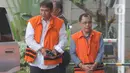 Mantan Direktur Pemasaran PTPN III (Persero) sekaligus Komisaris Utama PT KPBN, I Kadek Kertha Laksana dan Kepala Dinas PUPR Bengkayang nonaktif, Aleksius berjalan memasuki Gedung KPK, Selasa (31/12/2019). Keduanya mendatangi KPK untuk menandatangani berkas pemeriksaan P21. (merdeka.com/Dwi Narwoko)