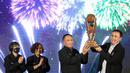 <p>Ketum PSSI, Mochamad Iriawan (kanan) dan Menteri Pemuda dan Olahraga Republik Indonesia, Zainudin Amali mengangkat trofi Piala Presiden 2022 saat konferensi pers Piala Presiden 2022 di Studio Lantai 8 SCTV Tower, Senayan City, Jakarta pada Senin (06/06/2022). (Bola.com/Bagaskara Lazuardi)</p>