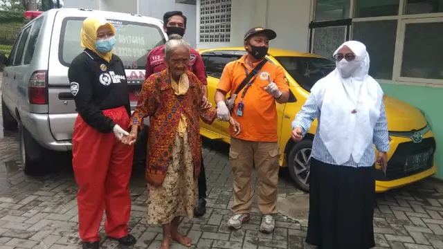 Dinas Sosial Kota Surabaya bantu seorang nenek yang tinggal sebatang kara (Foto: Dok Humas Pemkot Surabaya)