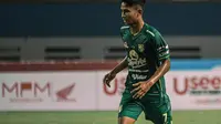 Marselino Ferdinan memang sosok gelandang tengah yang sangat spartan. Meski masih 17 tahun, pelatih Aji Santoso sering memasang Marselino Ferdinan di starting eleven. Ia dipercaya Aji Santoso karena memang memiliki kemampuan di atas rata-rata sebagai playmaker. (Liputan6.com/IG/@marselinoferdinan10)